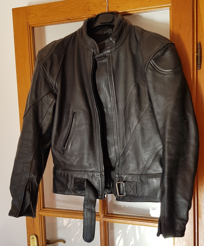 Blouson moto en cuir en bon état... Taille 38