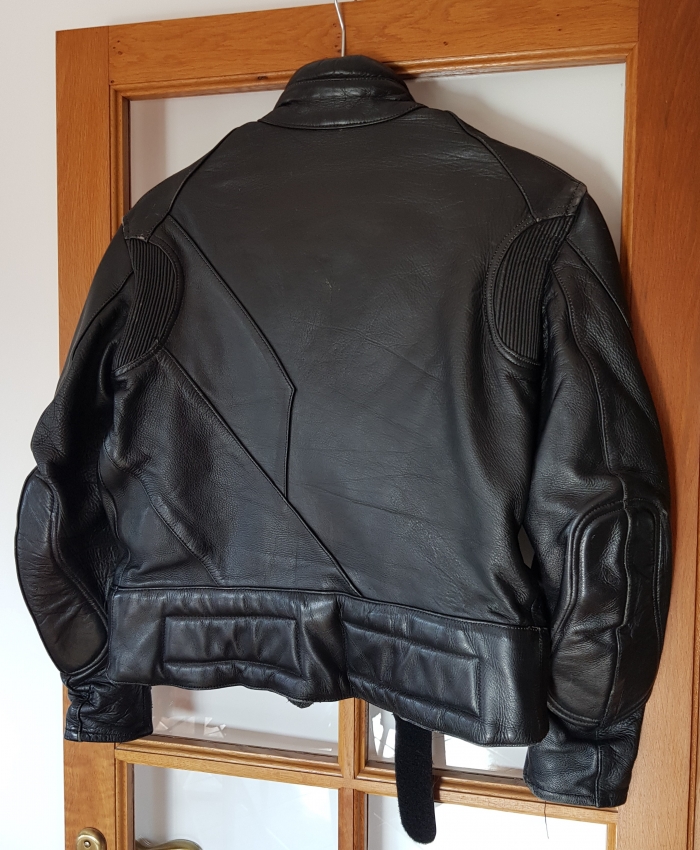 Photo Blouson moto en cuir en bon état... Taille 38 296