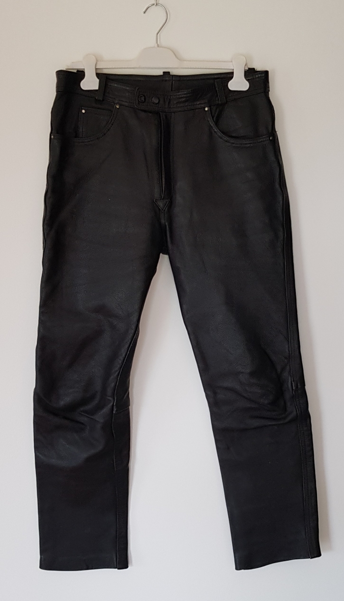 Pantalon en cuir de motard en bon état... Taille 43/44