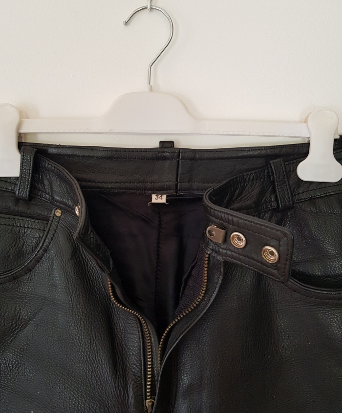 Photo Pantalon en cuir de motard en bon état... Taille 43/44 298